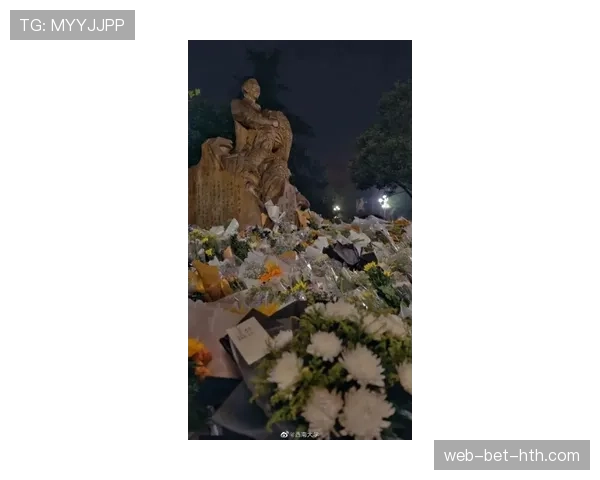 冯彦哲深夜排队买臭豆腐，手上的表能把我家贷款掰弯