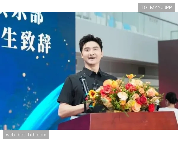 田亮退役后这身材管理也太狠了，带娃游泳还穿紧身裤？